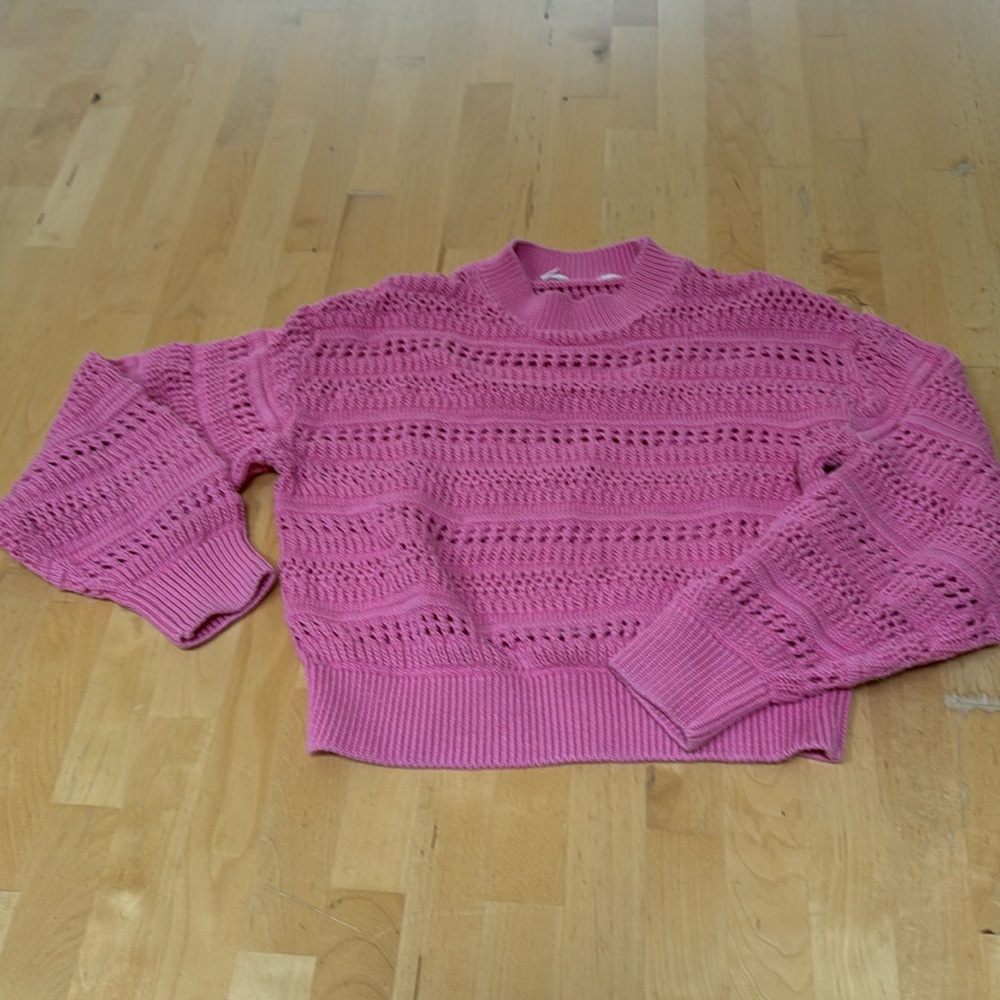 Womens cropped pink open weave long sleeve crew neck sweater in size XS